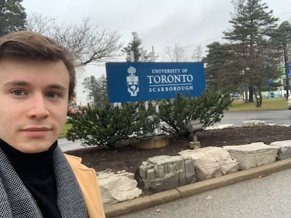 "Yo tengo tres becas de mérito que se suman, pero no me llega a cubrir el 40% del costo", dice Sebastián Stolkiner desde la Universidad Toronto