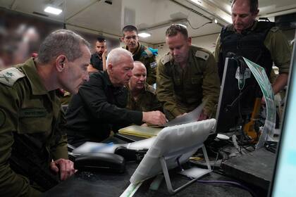 Yoav Gallant, de civil, recibe el informe de los jefes militares