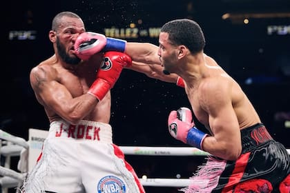 Yoenis Téllez conecta un golpe en el rostro de Williams