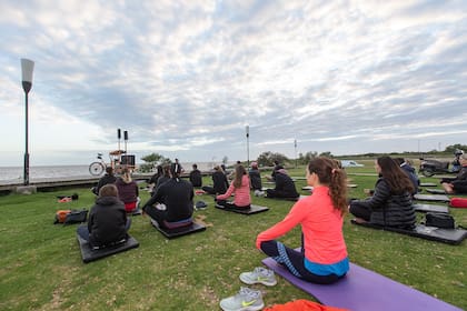 Yoga al amanecer en la costa de Vicente López
