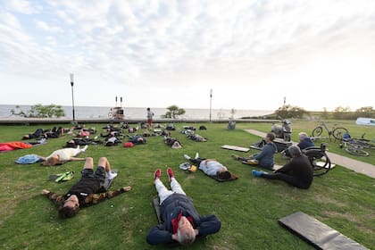 Yoga al amanecer organizado por el Club de las 5 AM en la costa de Vicente López