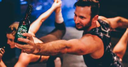 ¿Yoga con alcohol? Esta nueva práctica es furor en Alemania