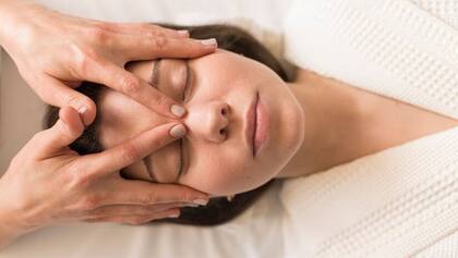 Yoga facial para un rostro firme y tonificado (Foto: Freepik)