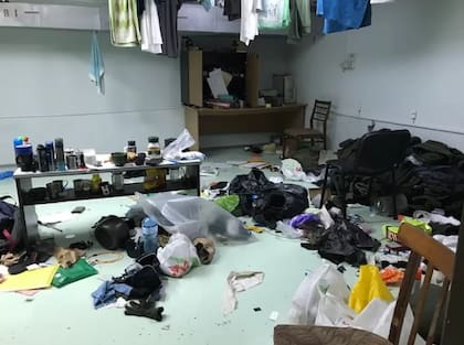 Yogita Limaye, de BBC, fue una de los pocos periodistas que entraron a la planta tras recuperarla las tropas de Ucrania. Esta foto, incluida en su crónica, muestra cómo quedó una de las habitaciones donde los soldados rusos mantuvieron cautivos a miembros de la Guardia Nacional ucraniana