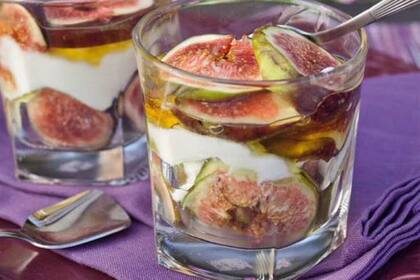 Yogur con frutas y miel