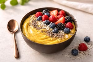 Yogur dorado con frutas y semillas