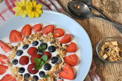 Yogur vegano con frutos rojos.