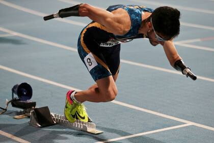 Yohansson Nascimento de Brasil comienza la carrera durante la final de 400 metros