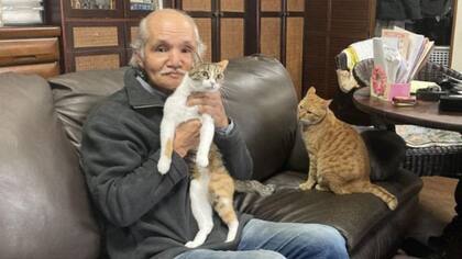 Yoichiro Matsushita con Kiki y Lara, los miembros felinos actuales de su familia