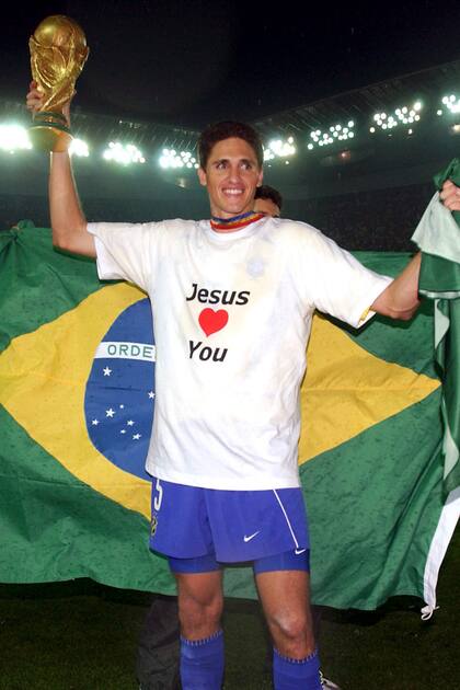 Yokohama, 30 de junio de 2002: Edmílson en su hora soñada, el sostén de Ronaldo-Rivaldo-Ronaldinho, las estrellas que superaron en la final a Alemania