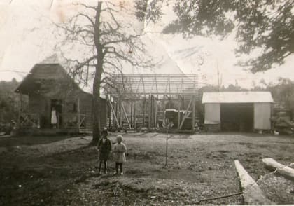 Yoky y Katy Rahm durante la construcción de la Hostería Los Notros en los años 50.