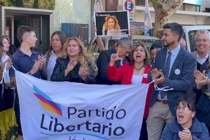 Yolanda Agüero (de negro), preside el Partido Libertario de San Juan