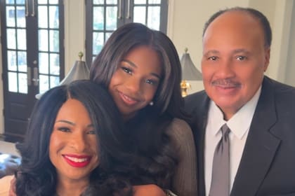 Yolanda Renee King junto a sus padres