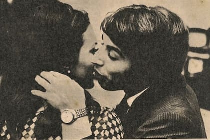 Yoli Scuffi y Sandro, en una imagen que habla por sí sola: el romance existía. 