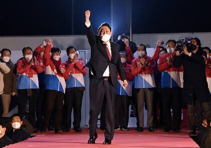 Yoon Suk Yeol, presidente electo de Corea del Sur, celebra en la sede de su partido en Seúl. 