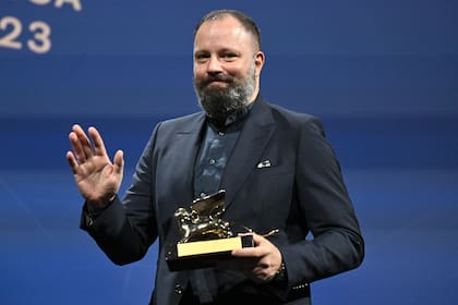 Yorgos Lanthimos, el director de Pobres criaturas, con el premio a la mejor película que recibió este sábado en el Festival de Venecia