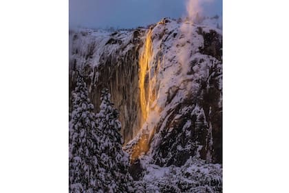 La cascada Horsetail en el Parque Nacional Yosemite en California se convierte en una atracción turística única cada año entre febrero y marzo.