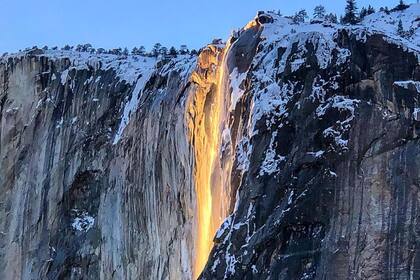 La luz del sol le pega a la Cascada Cola de Caballo, convirtiéndola en un "Firefall", o cascada de fuego, en el Parque Nacional Yosemite, California, EE. UU., el 18 de febrero de 2019.