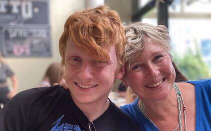 Yotam Haim, junto a su madre