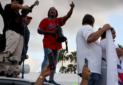 Yotuel en Miami, uno de los oradores en el acto de apoyo a las manifestaciones en las calles de La Habana