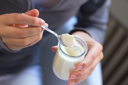 Los tipos de microorganismos que se encuentran específicamente en el yogur, y los alimentos fermentados en general, también han demostrado en ensayos que reducen la ansiedad