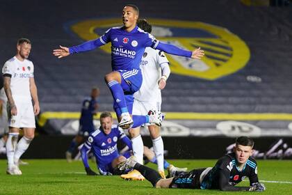 Youri Tielemans salta sobre el arquero del Leeds Illan Meslier mientras festeja el segundo gol de Leicester.