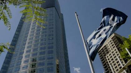 YPF informó que las condiciones de emisión de sus obligaciones negociables la fuerzan a revisar variables cuando da pérdida