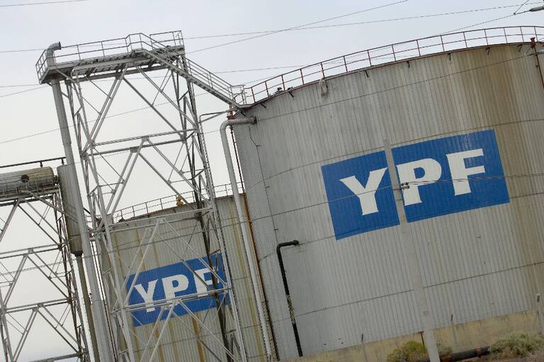 El fondo de inversión Eton Park redujo su participación en YPF - LA NACION