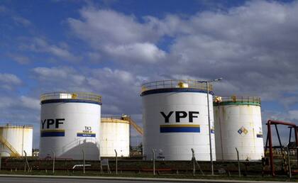 YPF refina el 60% de los combustibles del país.