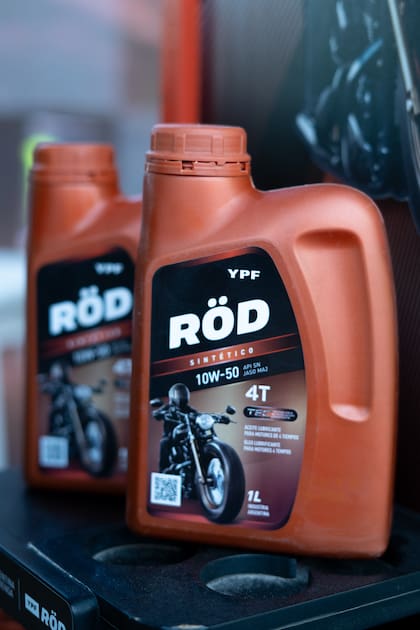 YPF RÖD es la línea de lubricantes para motos de YPF, desarrollada para ofrecer máxima protección, limpieza del motor y alto rendimiento tanto en uso urbano como en competencia.