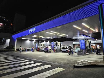 YPF tiene la mayor parte del mercado de combustible argentino y suele ofrecer el mejor precio