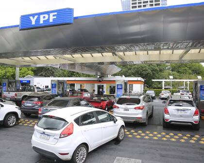 YPF tomó la delantera en agosto al subir los combustibles.

13/11/19. 
Foto Fernando Massobrio