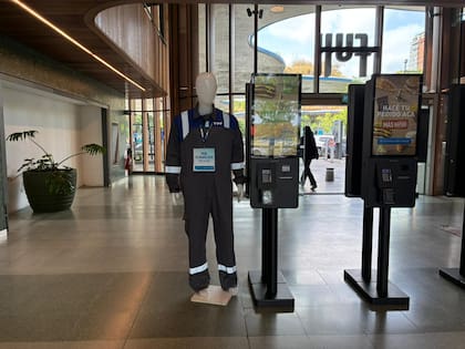 YPF vende el mameluco en estaciones de servicio seleccionadas: los modelos comercializados no son ignífugos y cuestan $90.000