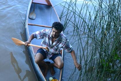 Yporá. Cédric Allain (a la izquierda), francés, de 23 años, atraviesa junto con un compañero de viaje el ambiente boscoso del Delta, donde vivió experiencias gratificantes y diferentes de lo que conocía