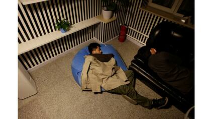 Yu Xiaojiang y Li Yan, los empleados de Grupo Gopal, toman una siesta durante un descanso en el trabajo alrededor de la medianoche
