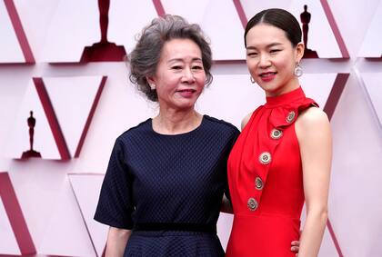 Yuh-Jung Youn, nominada a mejor actriz de reparto por su labor en Minari, junto a Yeri Han