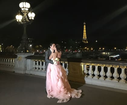 Yuhan y Wang se besan vestidos de novios con la Torre Eiffel de fondo