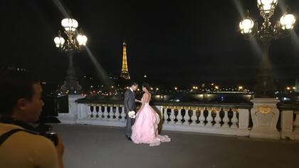 Yuhan y Wang se besan vestidos de novios y un fotógrafo inmortaliza el momento