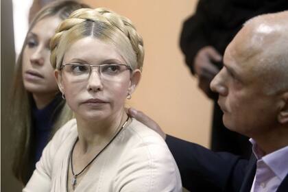 Yulia Timoshenko junto con su marido y su hija, durante el juicio en el que fue condenada a prisión en 2011