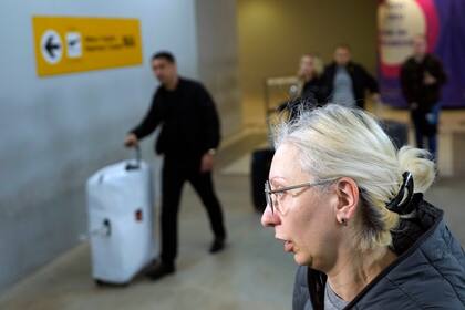 Yulia, una pasajera que voló de Moscú a Belgrado en un vuelo de Air Serbia, habla con la prensa. (AP Photo/Darko Vojinovic)