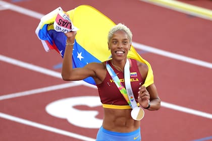 Yulimar Rojas, de Venezuela, con su medalla de oro tras ganar el triple salto con 15,47 metros