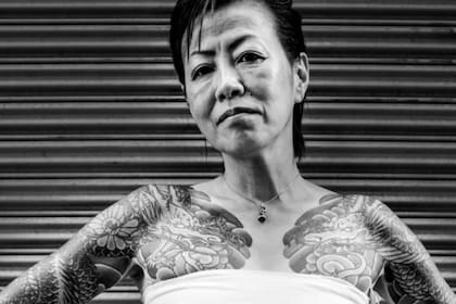 Yumi, una de las guardaespaldas del jefe, ayudó a Chloé a ganarse la confianza de la familia y la organización. Se hicieron amigas y la artista la retrató en varias ocasiones (Foto: CHLOÉ JAFÉ)