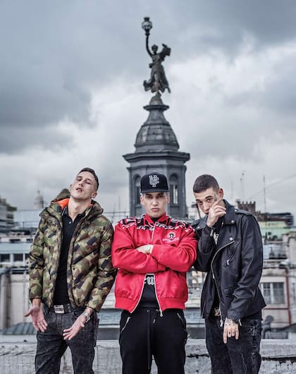 Yung Beef, Khaled y Kaydy Cain de espaldas al edificio de La Prensa, en Buenos Aires, en noviembre