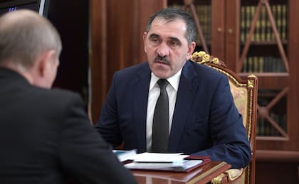 Yunus-bek Yevkurov, viceministro de Defensa ruso, durante una reunión con Putin.