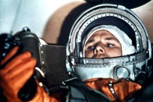 Yuri Gagarin se alista para un entrenamiento de simulación espacial