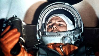 Yuri Gagarin se alista para un entrenamiento de simulación espacial