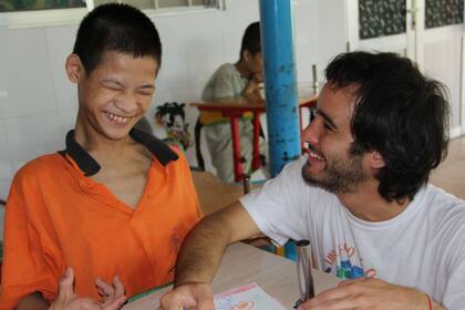 Yuri Muchenik con un chico en uno de sus viajes solidarios