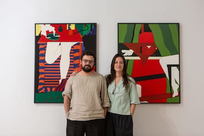 Yuri Quevedo y Pollyana Quintella, curadores de "Pop Brasil", con obras de Wanda Pimentel