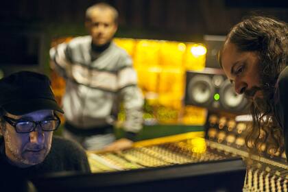 Yuri Venturín (asomado a la derecha) durante la grabación del último disco de la Fernández Fierro