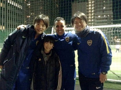 Yuria Sasaki Japanese soccer player from Boca.  Sasaki when he played at the Boca school in Japan.  From right to left are Koto Yamamoto, current school manager;  Juan Escudero, Argentine coach who intervened in his arrival at Boca;  and Hirotaka Deguchi, also a coach.
